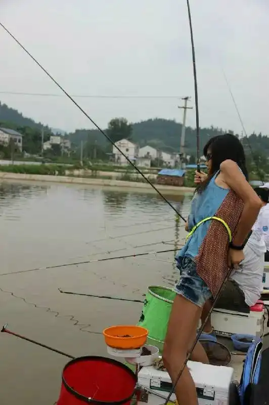 师傅女徒弟,黑不怕,漂亮有毛用,钓鱼像爷们
