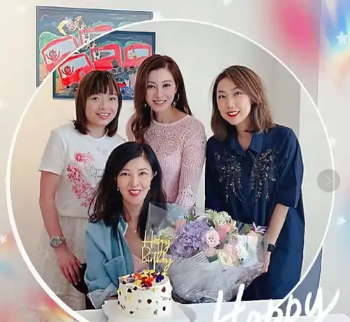 李嘉欣的时尚真另类,穿碎花裙配条五分打底裤,幸好气质撑住了
