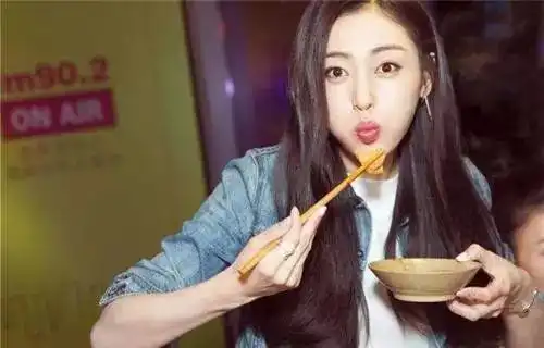 周杰伦又变月半伦,罪魁祸首竟然是唐嫣陈乔恩张天爱,明星对高热食物也不都是避而远之啊

