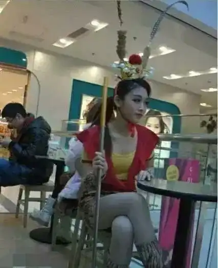 干大事者,必须隐忍,看得出来右边的二哈是深深的懂得这个道理的
