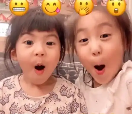 贾静雯女儿cos表情包,以为姐妹花出糗又好笑,哪知可爱度超标
