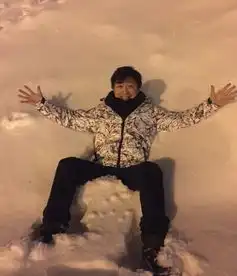 黄渤躺雪地撒欢玩心大发无惧严寒