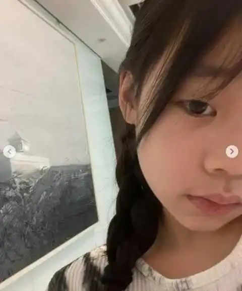 小s10岁三女儿分享穿搭,昔日搞怪的许老三对镜自拍,愈发淑女
