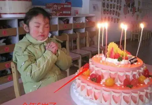 不走心老爸火了,送女儿生日蛋糕都能写错字,女儿没文化真尴尬