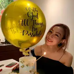 郑秀文提前庆祝生日开心甜笑许志安未出镜
