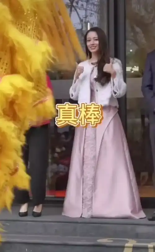 组图吉娜出席活动剪彩剪不断看舞狮表演竖大拇指超可爱
