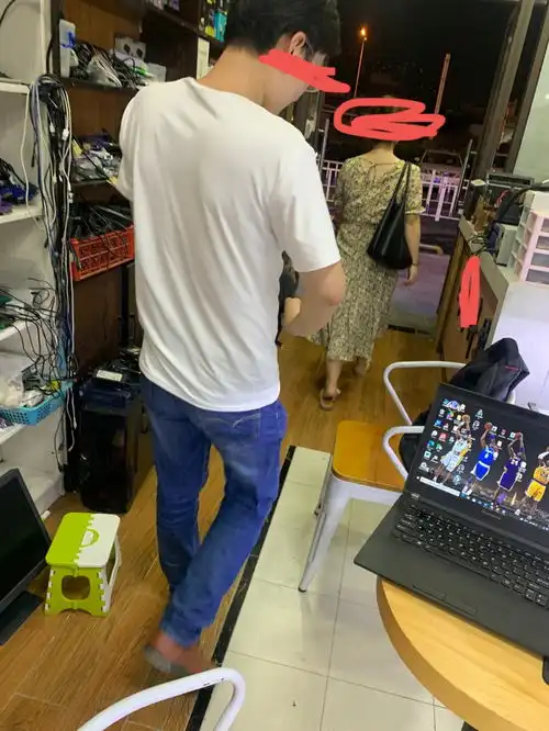 夫妻二人到店修老电脑,结果当面吵起来了,旧电脑升级不香吗
