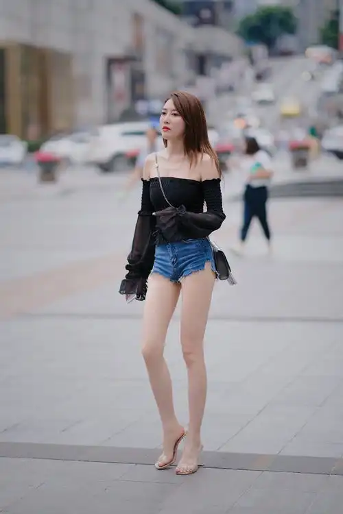 搞笑gif趣图豪车配美女,坐在自行车上与小姐姐的气质也不相配呀

