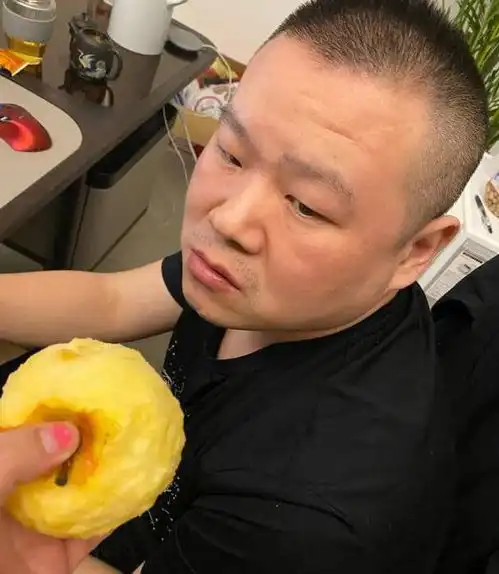岳云鹏半夜想吃苹果,妻子为其削好送到口中,嫌弃的表情亮了
