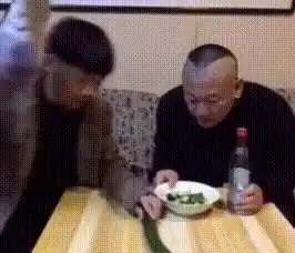 搞笑gif家里有饭你不吃,跑到这里下馆子,看我给你扔了
