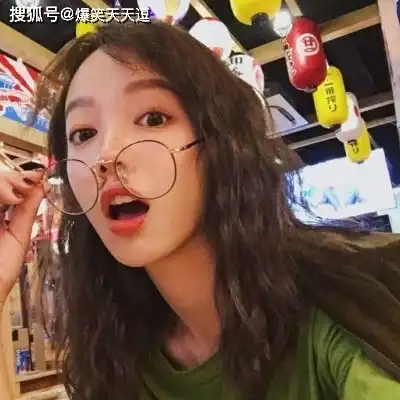 搞笑gif段子两只鸡竟然在这秀恩爱,我看傻了
