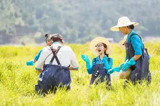 组图我们谢娜变渔夫戴草帽捞鱼造型可爱
