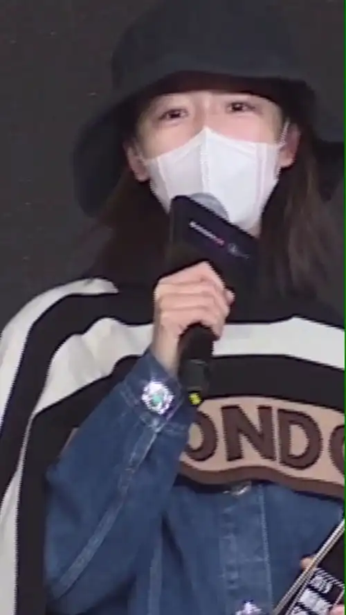 周冬雨为何戴口罩领奖
