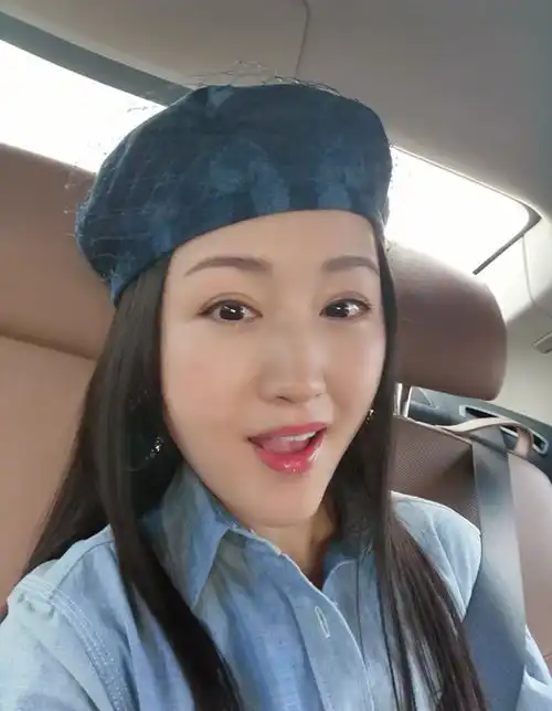 杨钰莹林志玲能成不老女神,保护眼睛是关键,20年她们都没变
