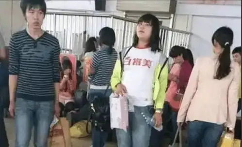 神回复妹子,你知道衣服上的字是什么意思吗自信的女孩最美
