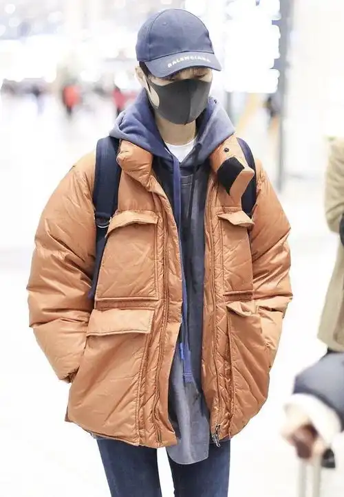 李宇春叠穿玩得很溜,羽绒服内搭连帽卫衣白t恤,超有层次感

