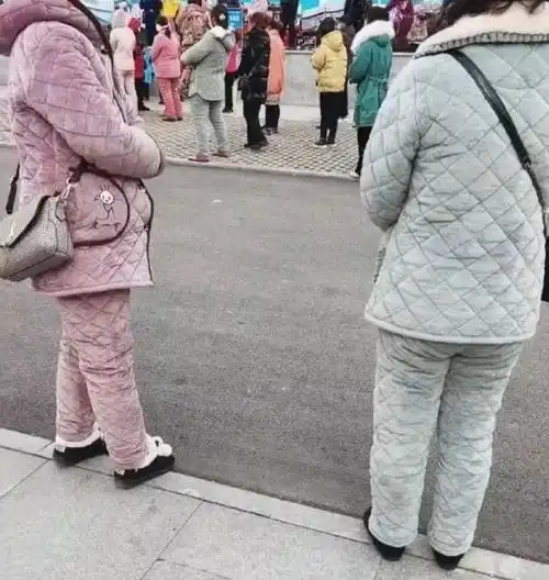 农村再掀睡衣风,穿睡衣上街串门,既丑又土,为何都喜欢穿
