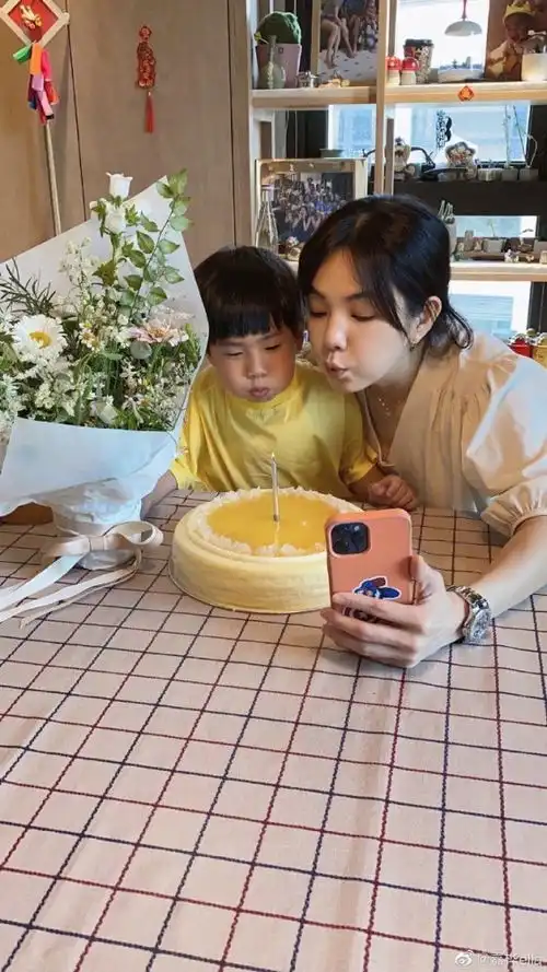 组图陈嘉桦晒全家福庆40岁生日与家人摆同款表情超幸福

