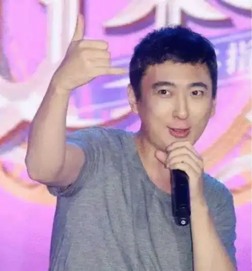 王思聪自称16岁后才知家里有矿,看到幼儿园照片后,理解了
