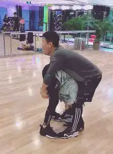 搞笑图片幽默段子笑话妹子,你宿舍的蚊子一定很多吧
