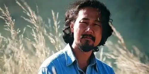 草原雄鹰腾格尔,喝酒上瘾被离婚,谈到去世的女儿他掩面痛哭
