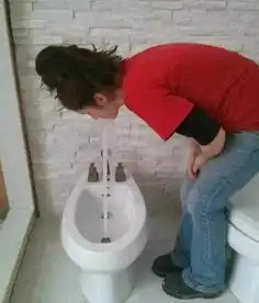 爆笑gif趣图小妹妹,你咋又抢镜头了,这多尴尬啊
