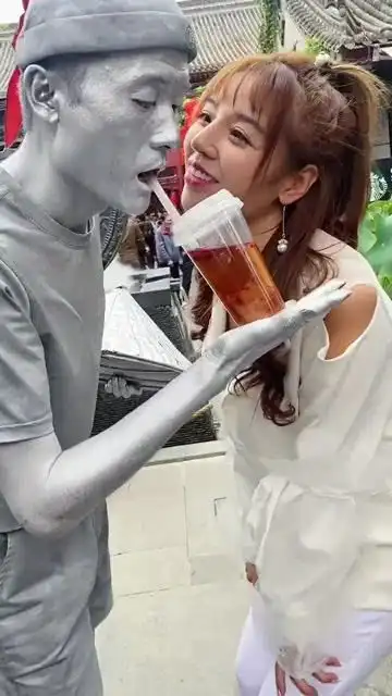 银人阿少小姐姐喝水搞笑银人阿少街拍我要上热门行为艺术
