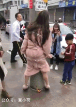 搞笑gif趣图伴娘也不容易啊,为了要个红包被人绑在了电杆上
