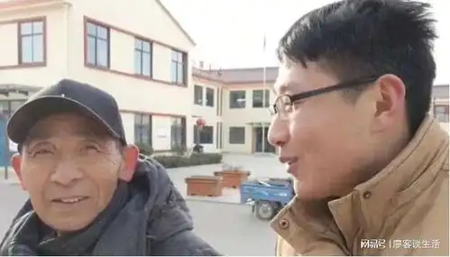 刘强东父亲与马云父亲对比,感觉马云父亲比刘强东父亲受欢迎
