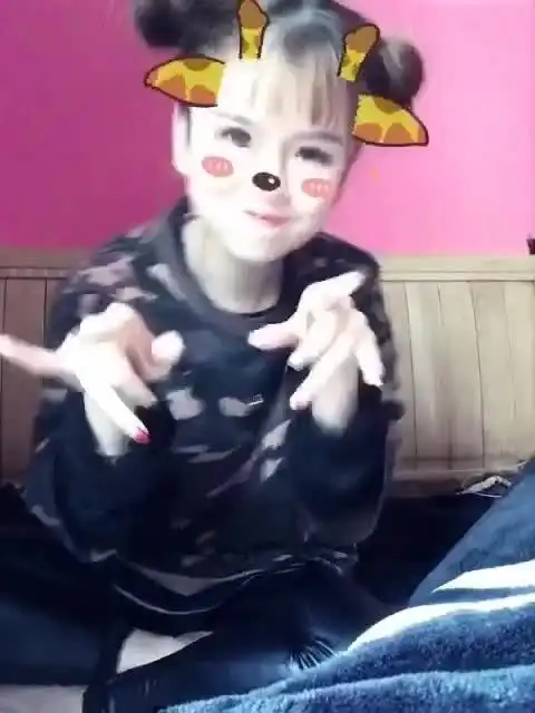 超可爱萌妹子,嘟嘴唇皱眉的表情真让人喜欢
