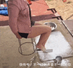 搞笑gif小姐姐这尴尬不,你这掉的是什么啊
