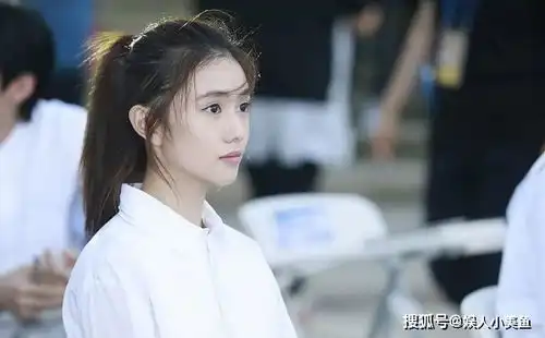 周冬雨关晓彤刘浩存出席活动,三代谋女郎的世纪同框,各有千秋
