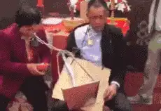 搞笑gif姑娘,你长胖了,是脖子里的项链暴露了你
