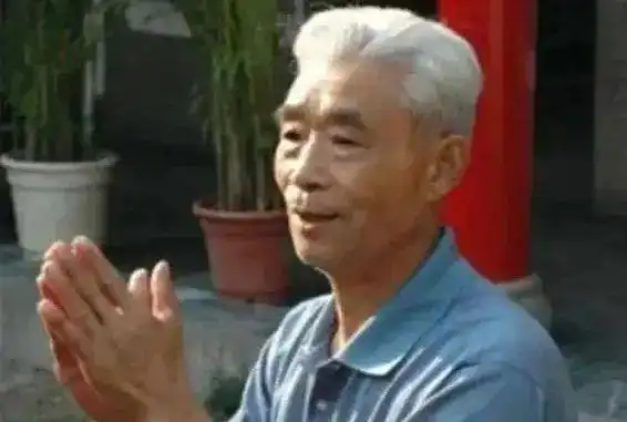 老人把祖传瓶子18元卖给专家,2年后价值40亿,还被法国总统盯上
