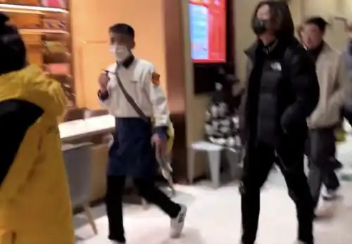 组图小鬼王琳凯火锅店被网友偶遇穿着低调步伐匆匆走路带风