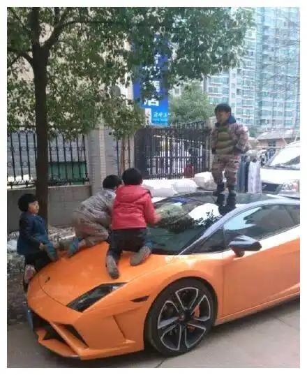 搞笑图片幽默段子笑话哈哈,这边还是给飞碟停的啊,厉害哦
