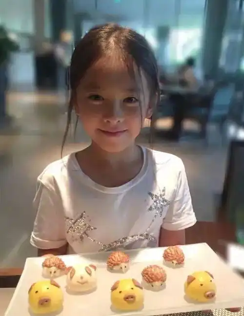 别再夸李嫣继承王菲美貌了,刘涛母女才是一个模子刻出来的
