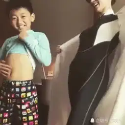 张柏芝与儿子穿浴袍搞怪,小q掀上衣炫腹肌又帅又可爱
