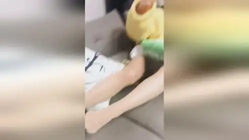 都说女生脚臭是男生的六倍,不知道她顶不顶得住恶搞女生的脚
