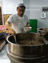笑趴下的gif趣图,这位新娘,你这是不想让你的闺蜜找到心上人
