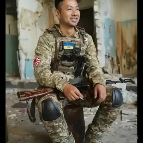 俄放大招,让被抓来的北约雇佣兵手举白旗接受俄方检阅