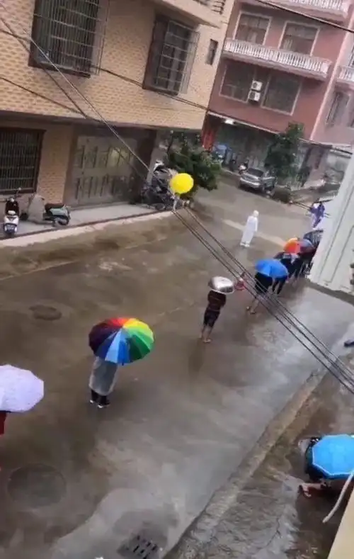 搞笑趣图真是时代变了,要饭的都穿黑丝了
