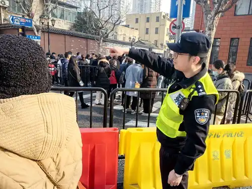 确保市民安全迎新,上海民警提前制定预案保障安全维护秩序
