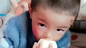 幼儿园最后一天萌娃却赖床不起,小朋友们站一圈叫他起床场面爆笑
