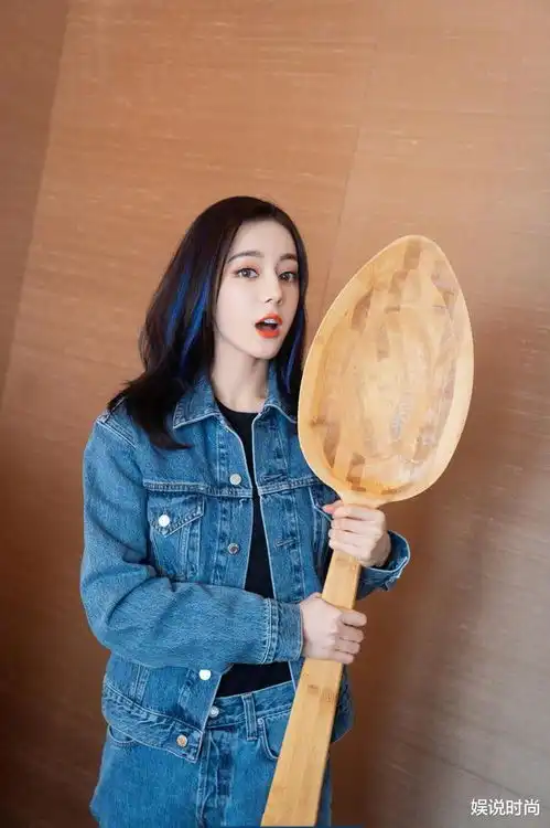迪丽热巴真夸张勺子竟然比脸还大,没想到,身上的裤子出卖了她
