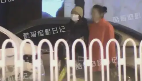 夏雨袁泉一家三口外出聚餐,一家三口打扮低调,13岁女儿身高抢眼
