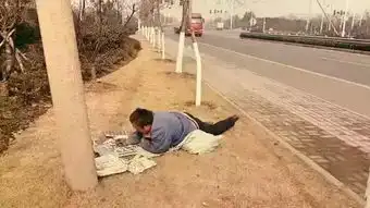 这个衣着破烂趴在路边的徐州人为何震撼了百万人
