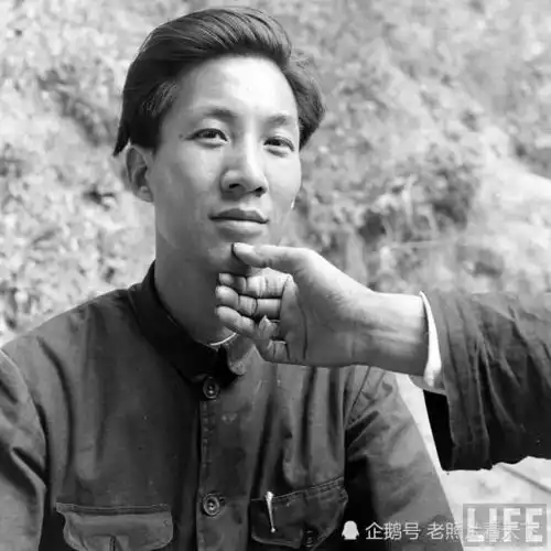 1947年陕西临潼一算命先生帮人算命现场实拍照片
