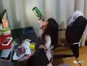 内涵段子和一女同事值班夸她手白,她说还有更白的
