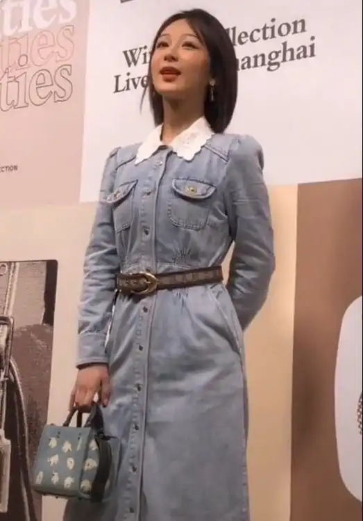 杨紫的脸怎么了活动现场表情僵硬,网友吐槽像蜡像